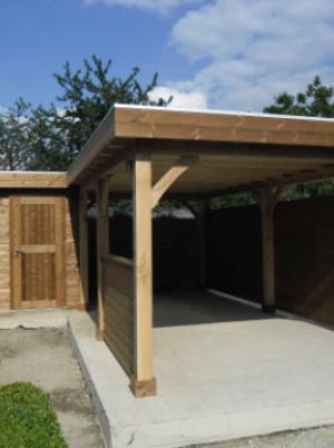 Blokhut met houten carport