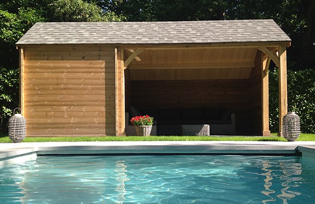 modern houten poolhouse met strak design